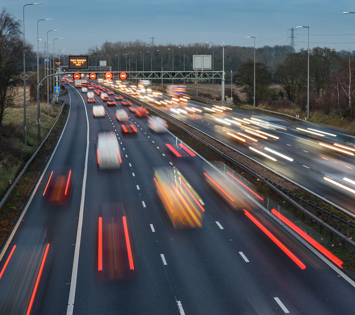 avd_pm21-strassenausbau__1500x1331.jpg Eine Autobahn in Langzeitbelichtung mit den Fahrzeuglichtern als langgezogene Leuchtspuren