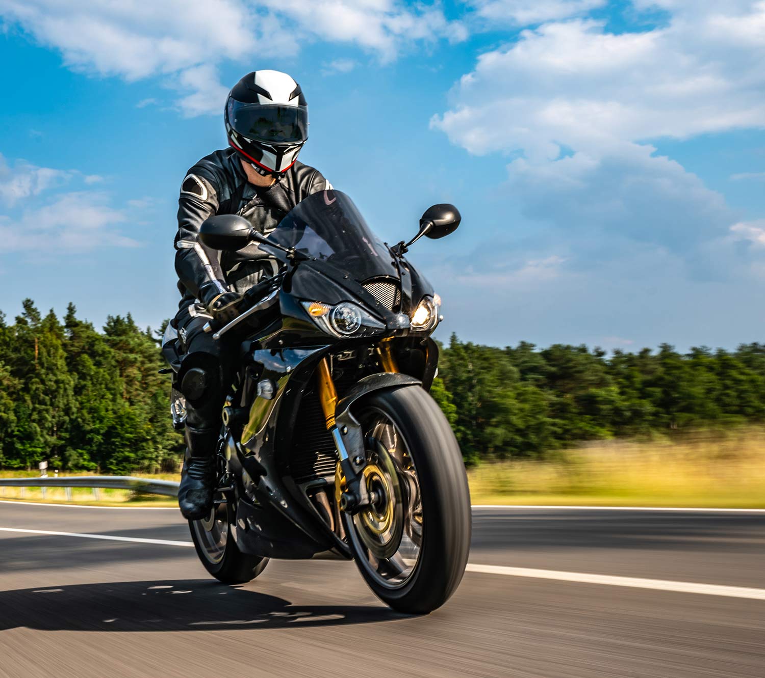 AvD Artikel - Motorradfahrer fährt seinen Motorrad auf der Landstraße AvD Artikel - Motorradfahrer fährt seinen Motorrad auf der Landstraße