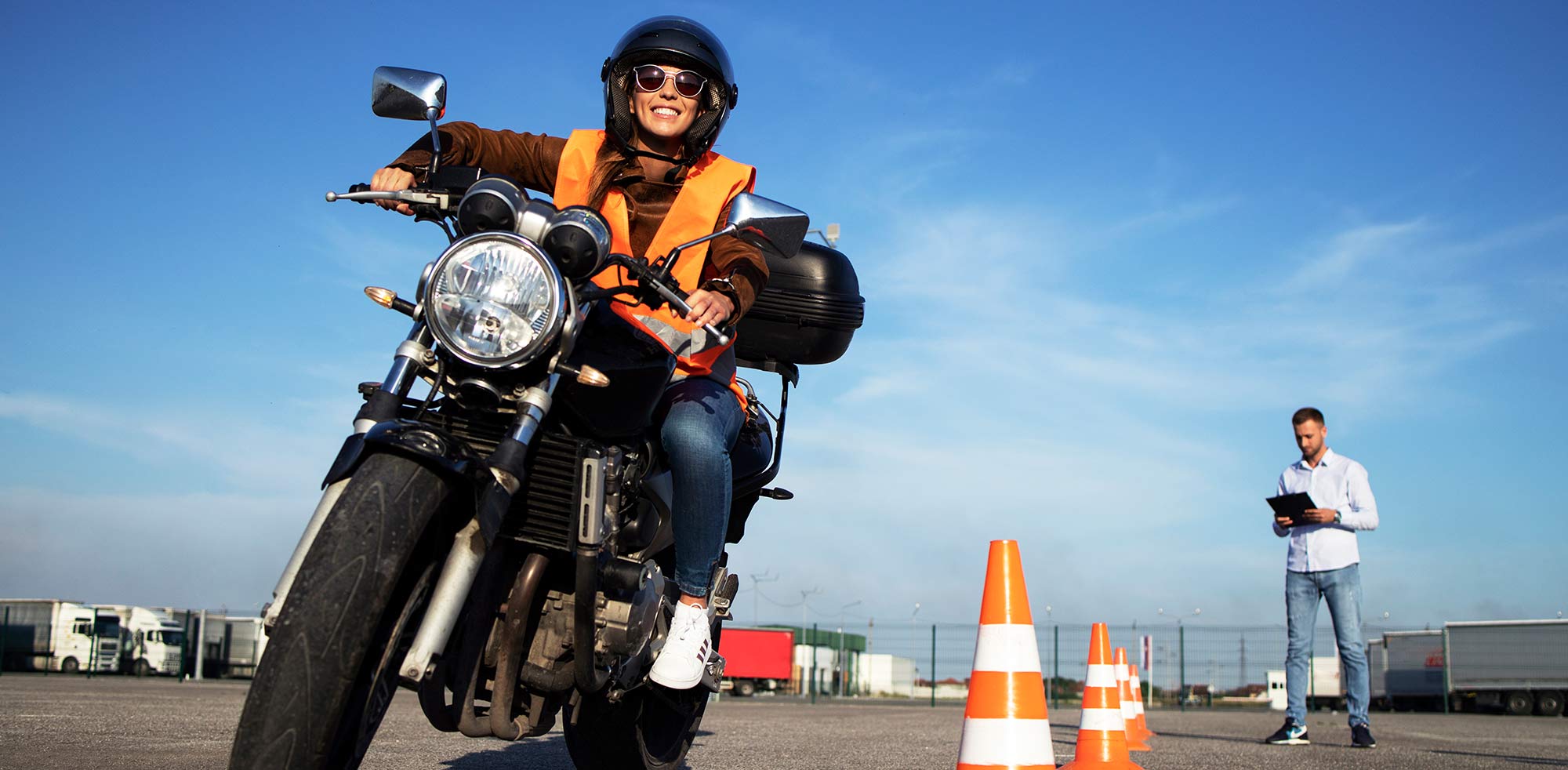 AvD Artikel - Motorradfahrer fährt in der Fahrschule an Hindernissen vorbei