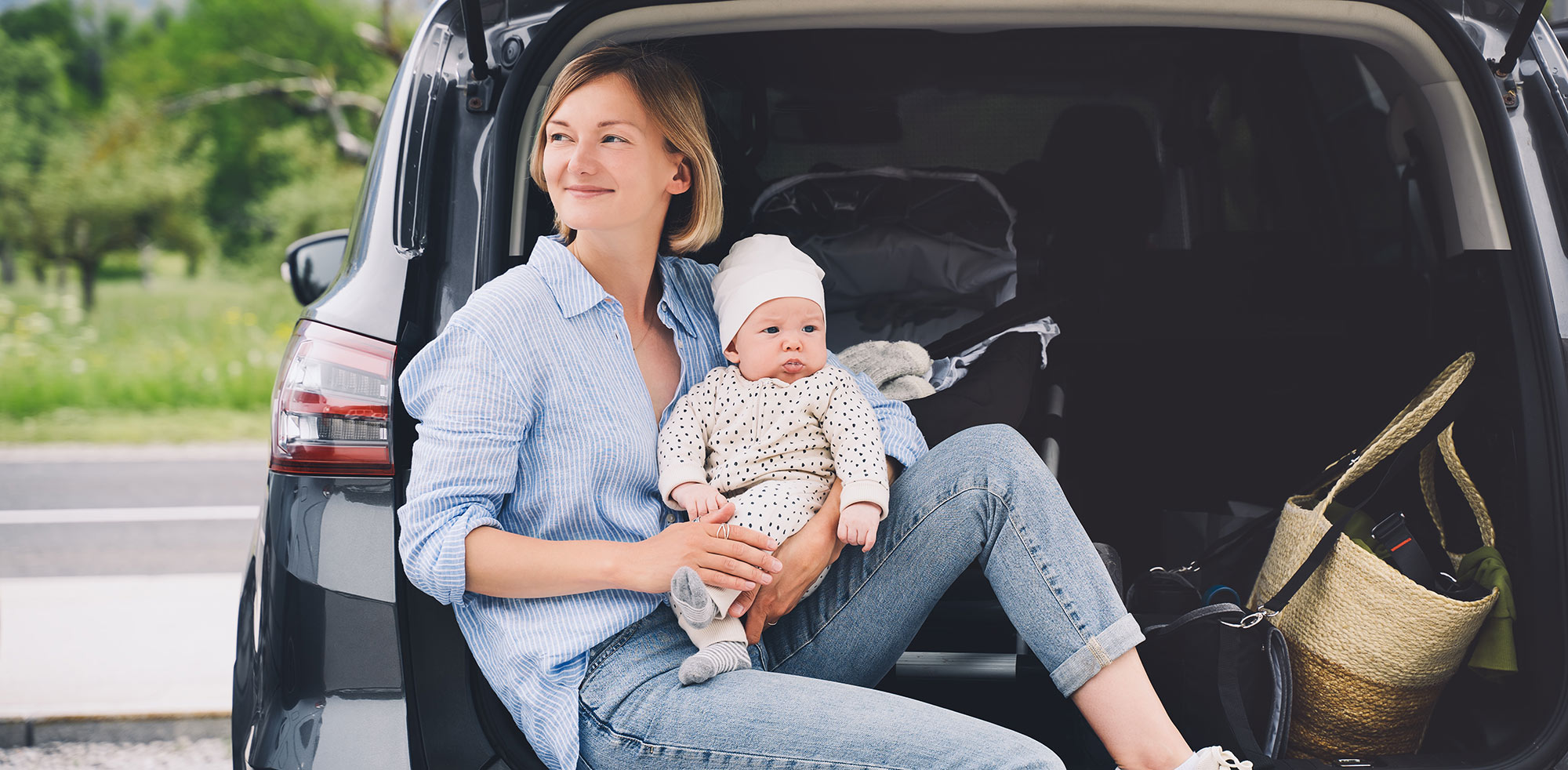 AvD Artikel - Eltern mit Neugeborenem Baby im Auto