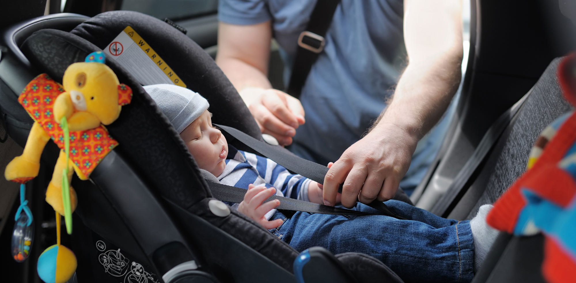 AvD Artikel - Babysitz im Wagen mit Baby drinnen