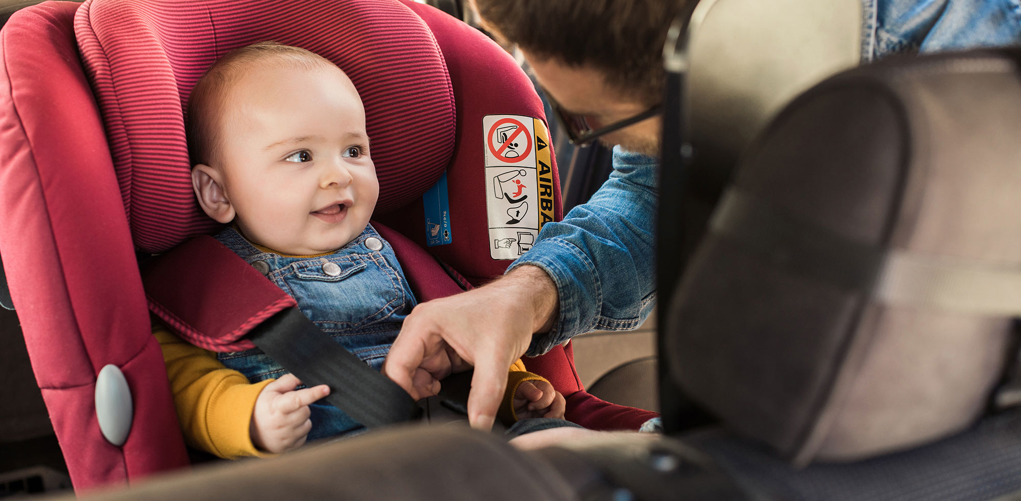 AvD Artikel - Glückliches Baby im Auto