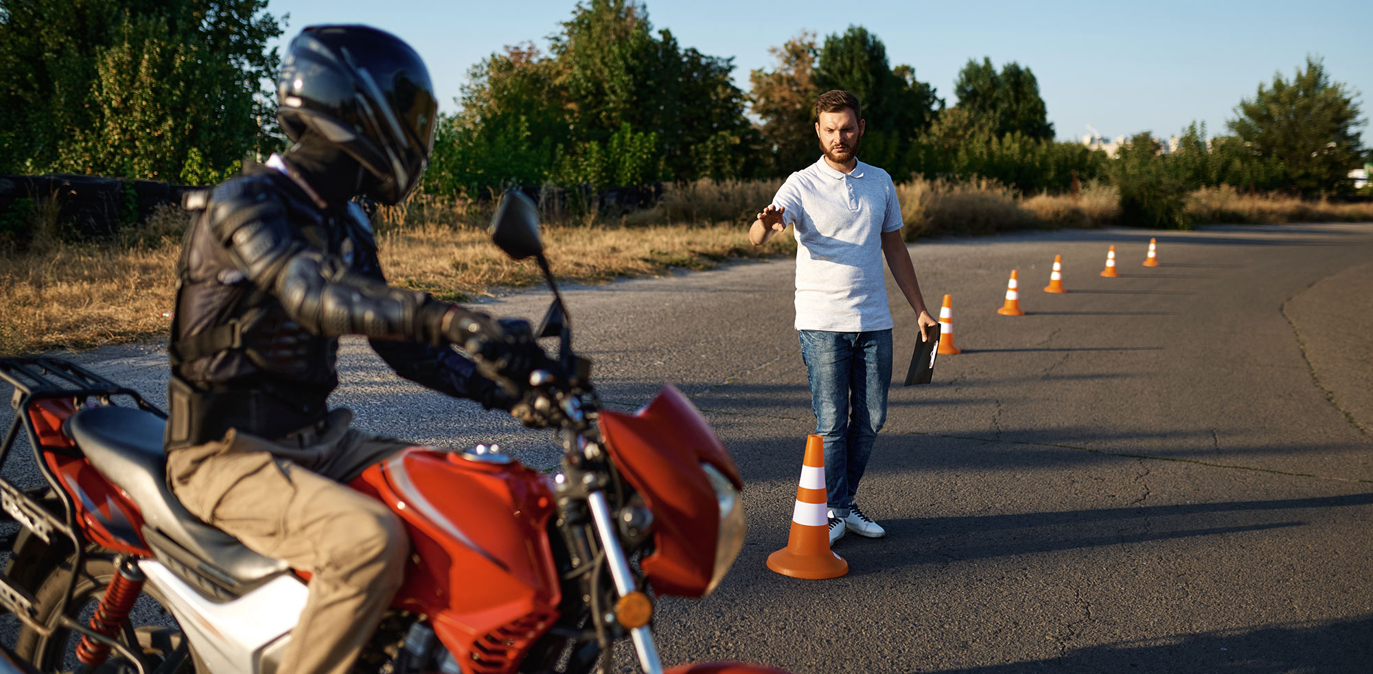 AvD Artikel - Fahrlehrer mit Motorradschüler auf dem Übungsgelände