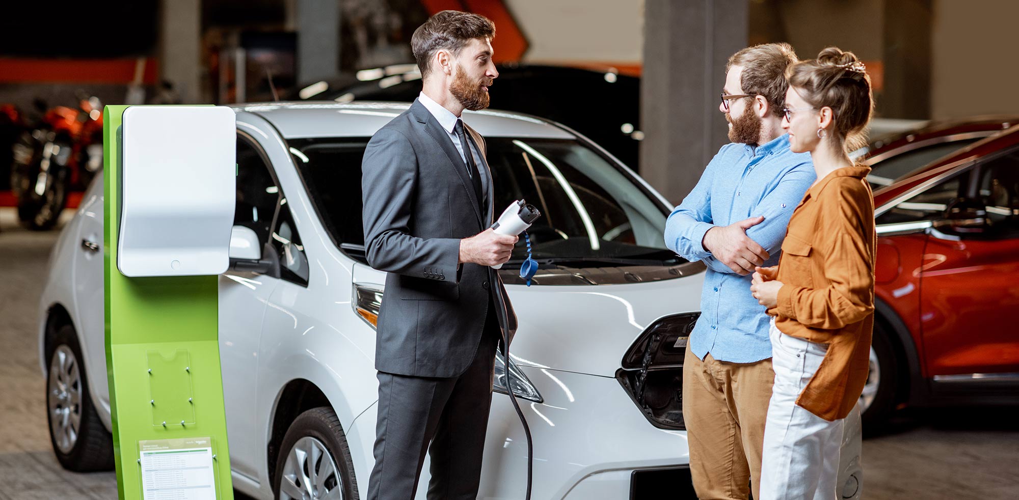 AvD Artikel - Paar kauft ein Elektroauto.