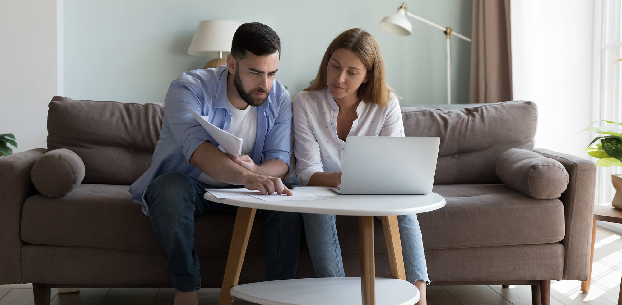 AvD Artikel - Familie recherchiert verschiedene Anbieter für eine Installation der Ladestation.