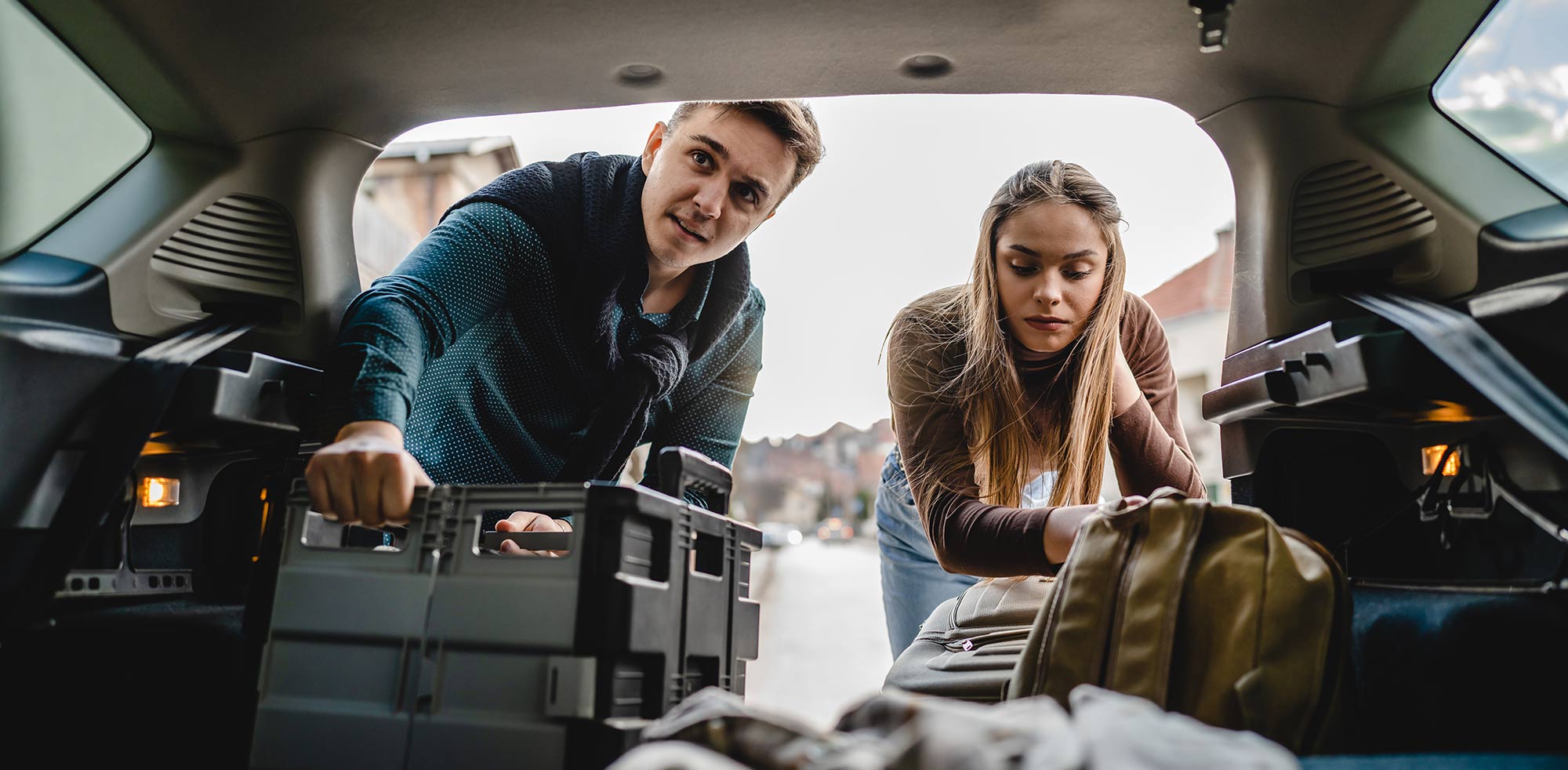 AvD Artikel - Mann und Frau packen ihr Gepäck für einen erholsamen Urlaub ins Auto