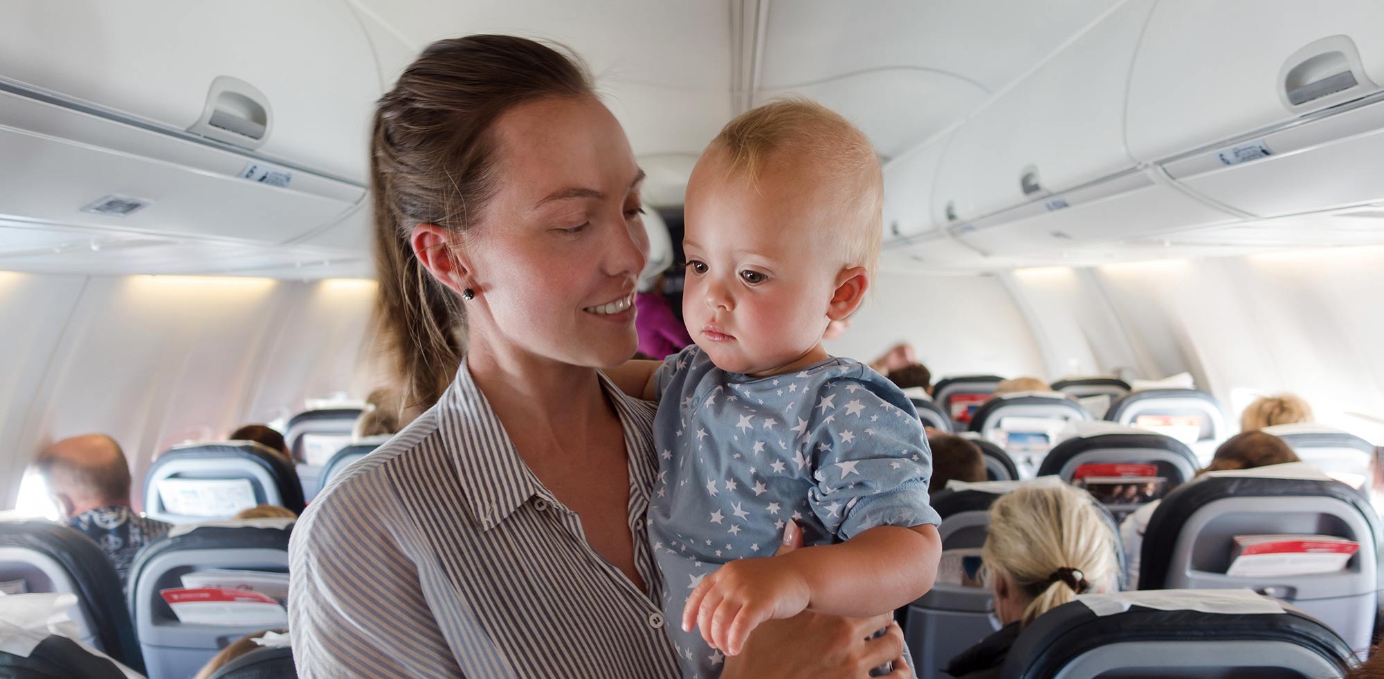 AvD Artikel - Elternzeitreise mit Kind im Flugzeug