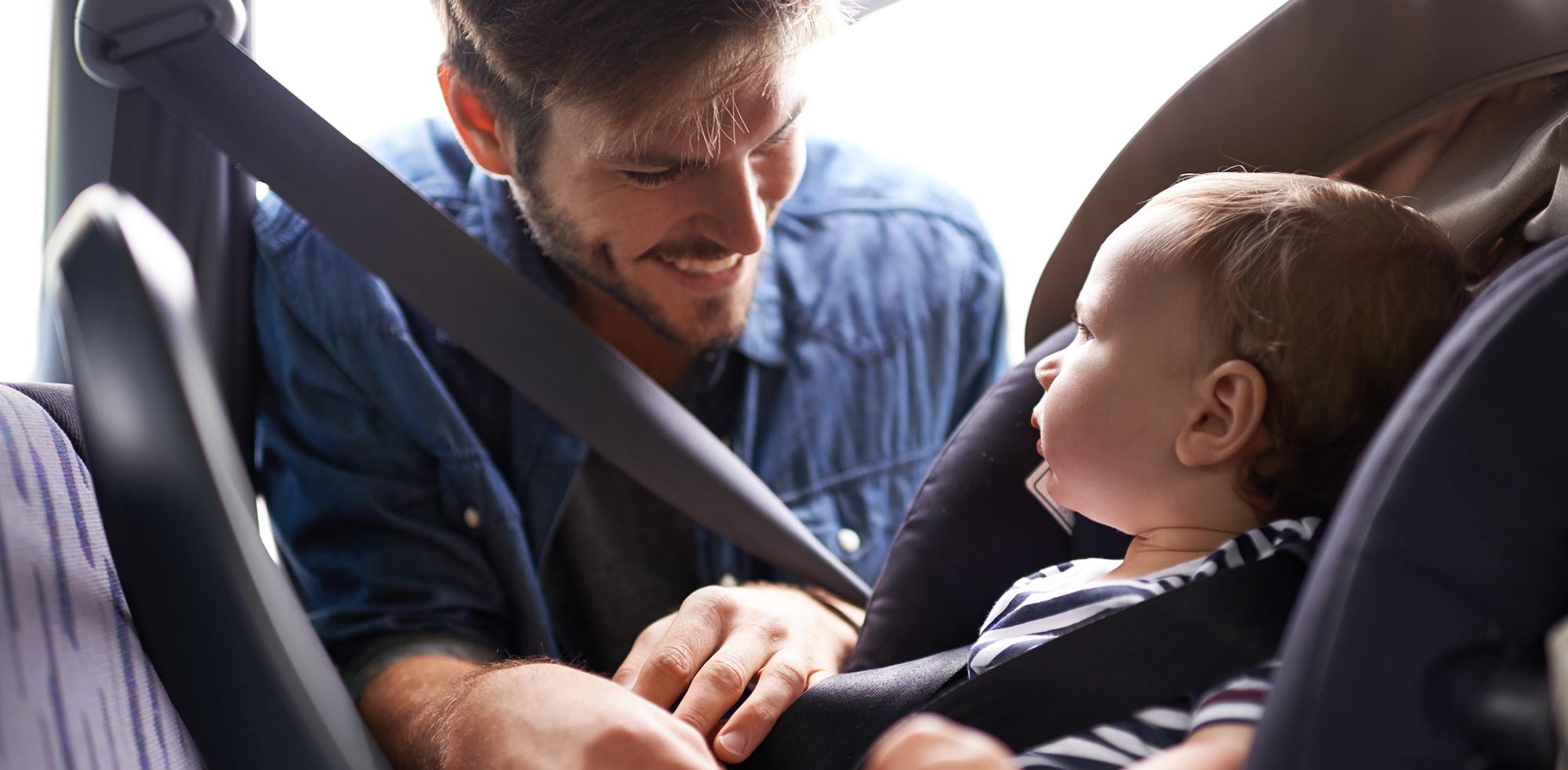 AvD Artikel - Elternteil ohne Zeitdruck im Auto bei einer Elternzeitreise