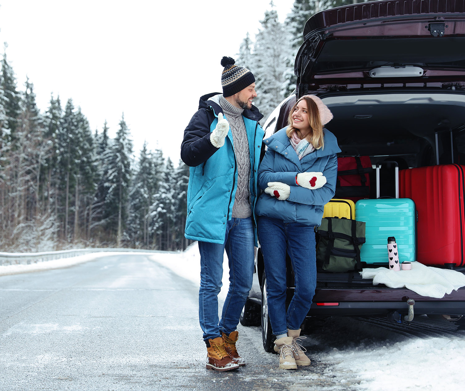 AvD Pressemeldung - Familie fährt mit Auto in den Weihnachtsurlaub zum Skifahren AvD Pressemeldung - Familie fährt mit Auto in den Weihnachtsurlaub zum Skifahren