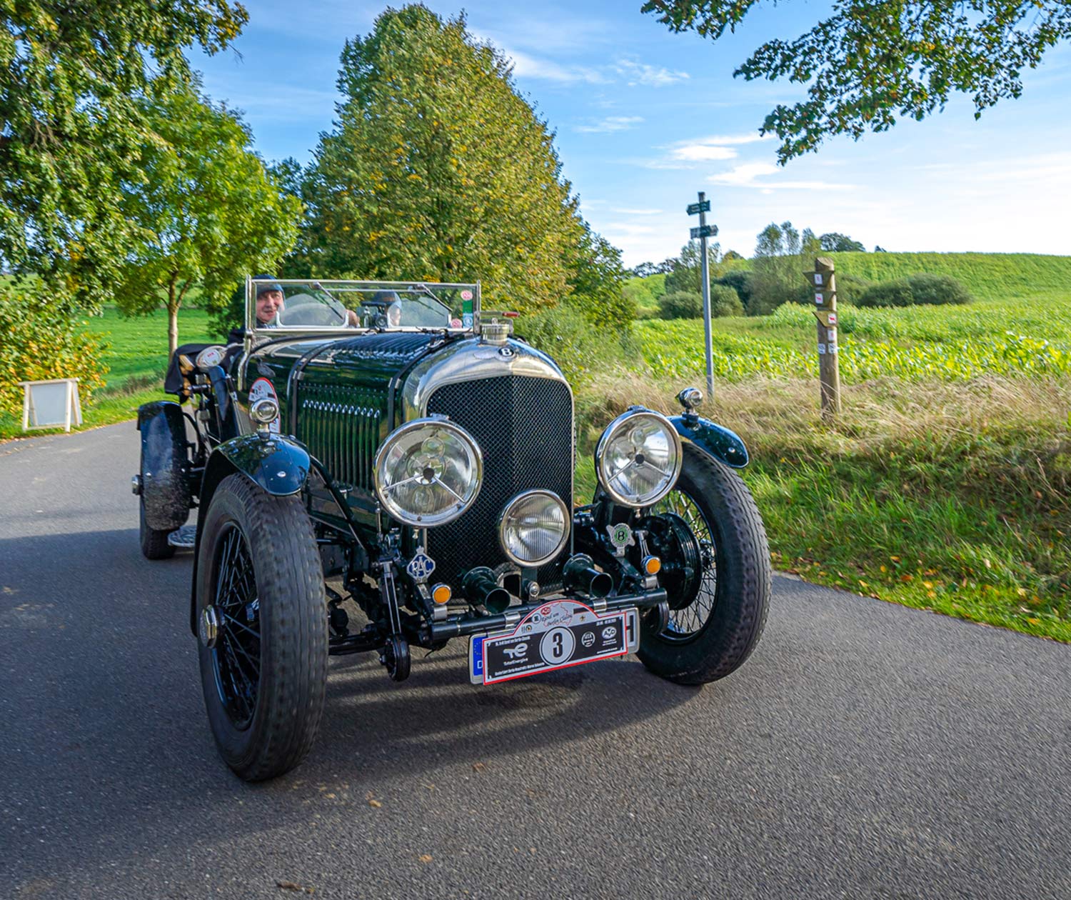 AvD Pressemeldung - Ein Oldtimer der vor der ersten Ausfahrt gründlich geprüft wurde AvD Pressemeldung - Ein Oldtimer der vor der ersten Ausfahrt gründlich geprüft wurde