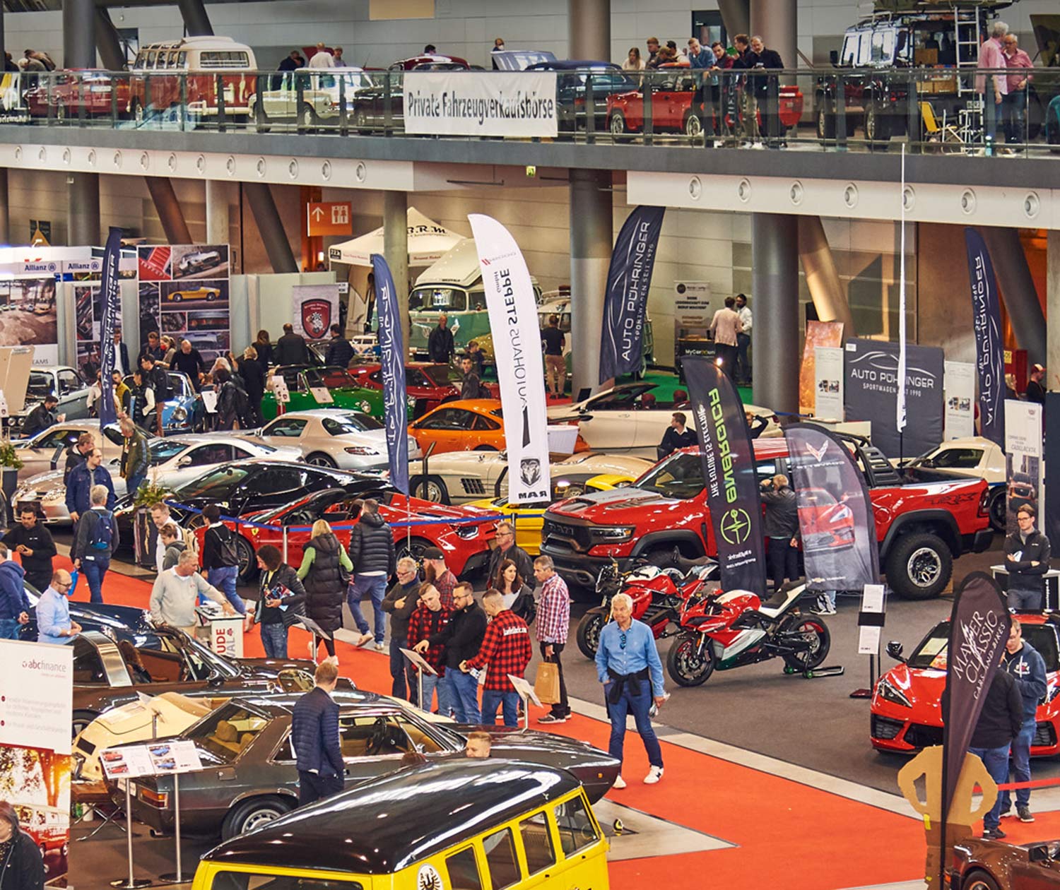 AvD Pressemeldung - Besucher auf dem Stand des AvD bei den Retro Classics in Stuttgart AvD Pressemeldung - Besucher auf dem Stand des AvD bei den Retro Classics in Stuttgart