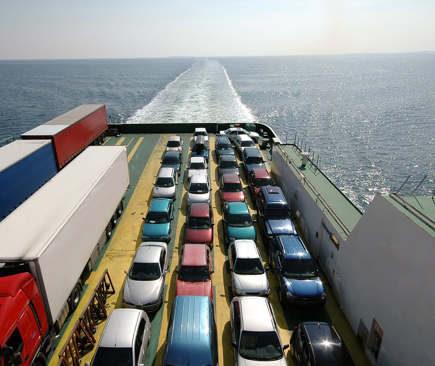 Autos und LKW auf einer Autofähre Autos und LKW auf einer Autofähre