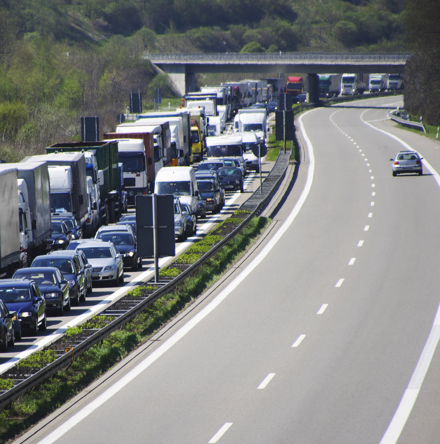 AvD Pressemeldung - Feiertag und Herbstferien sorgen für volle Straßen AvD Pressemeldung - Feiertag und Herbstferien sorgen für volle Straßen