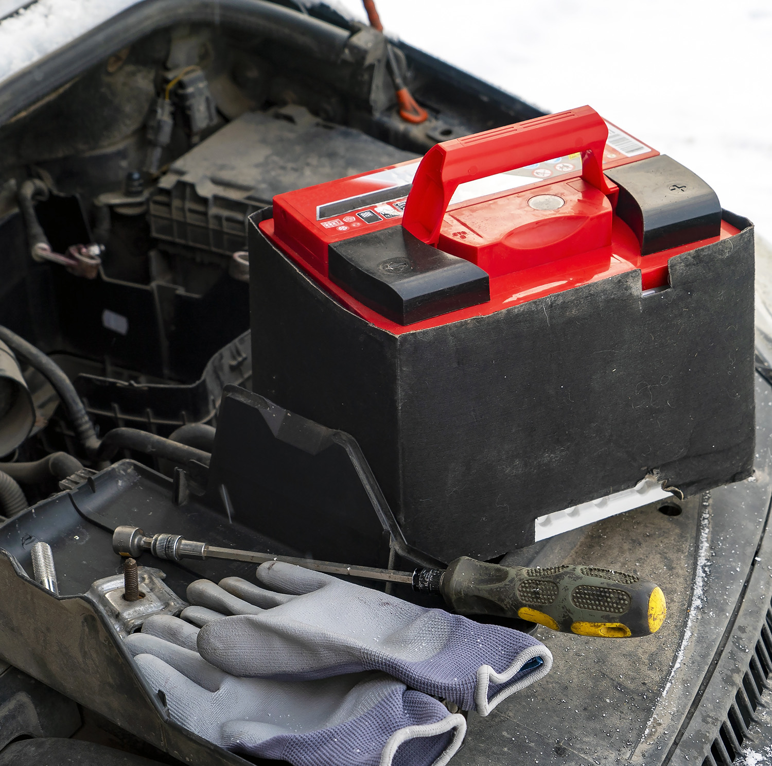 Eine neue Autobatterie wird im Winter eingebaut Eine neue Autobatterie wird im Winter eingebaut