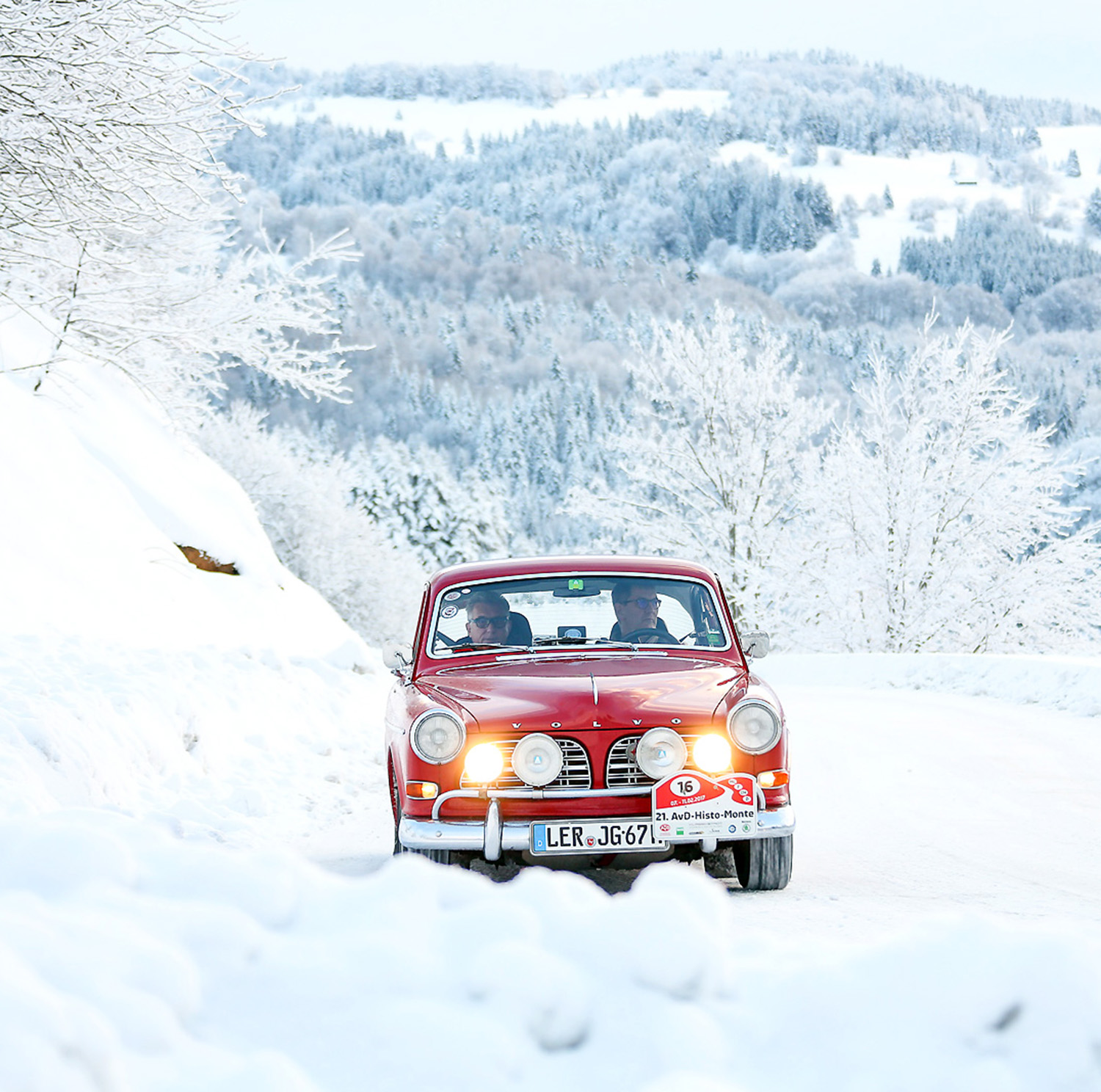 Ein Oldtimer im Schnee bei der AvD-Histo-Monte