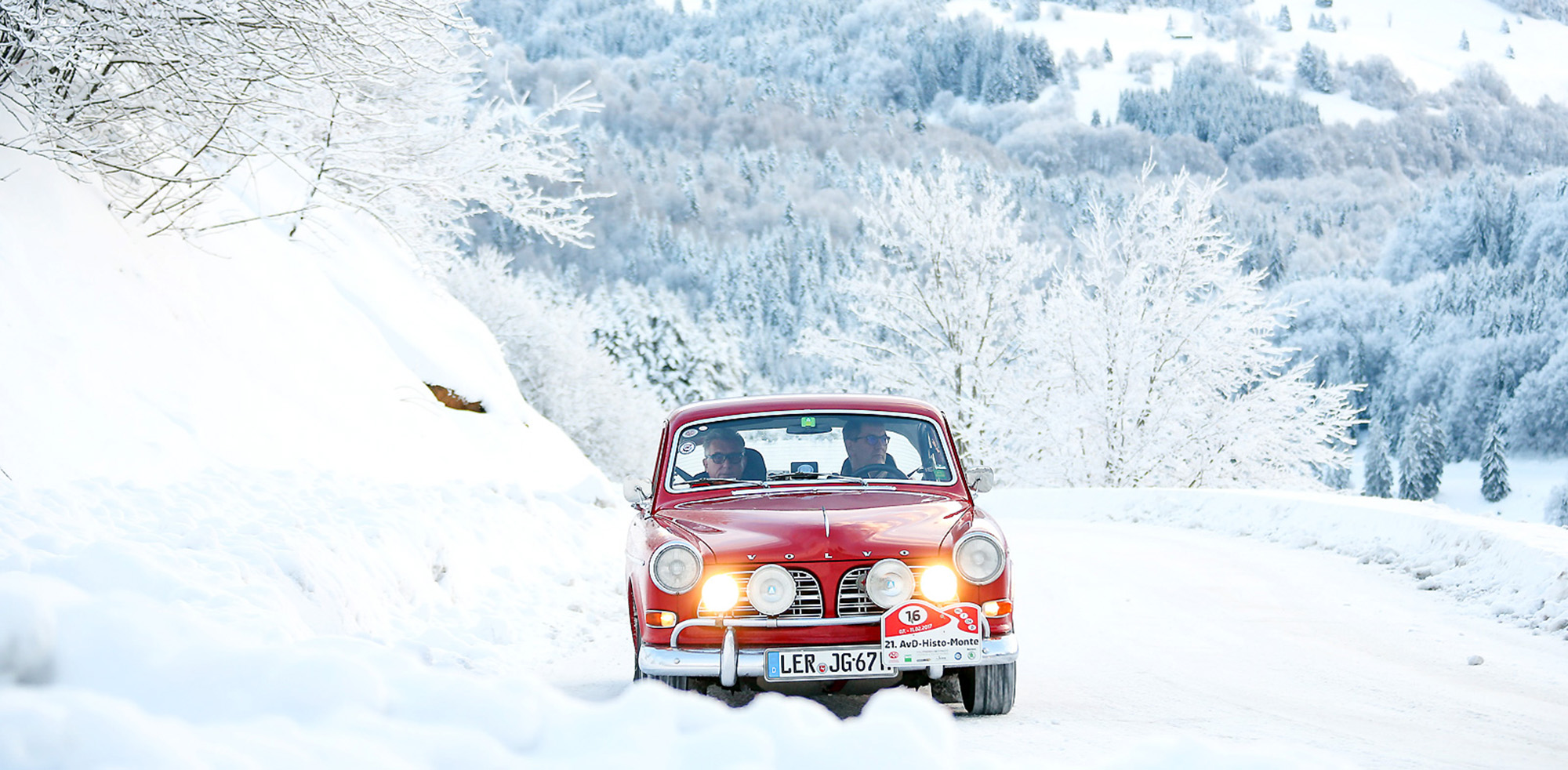 Ein Oldtimer im Schnee bei der AvD-Histo-Monte